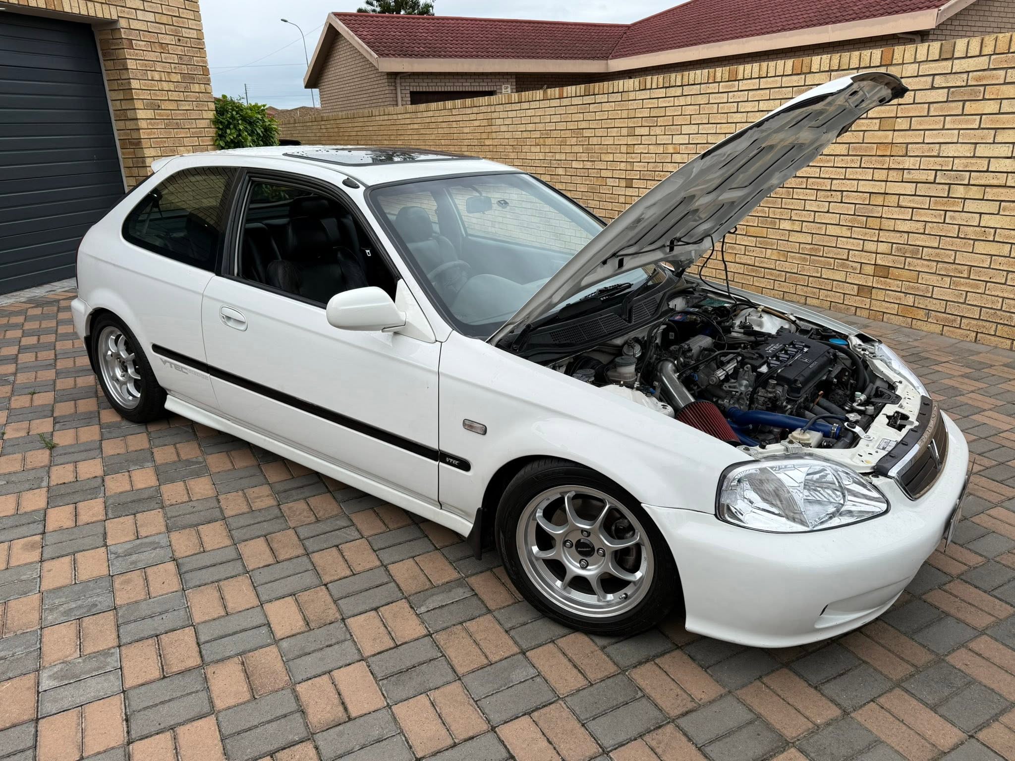 White Honda Civic B16 with its bonnet open at HondaWorx.