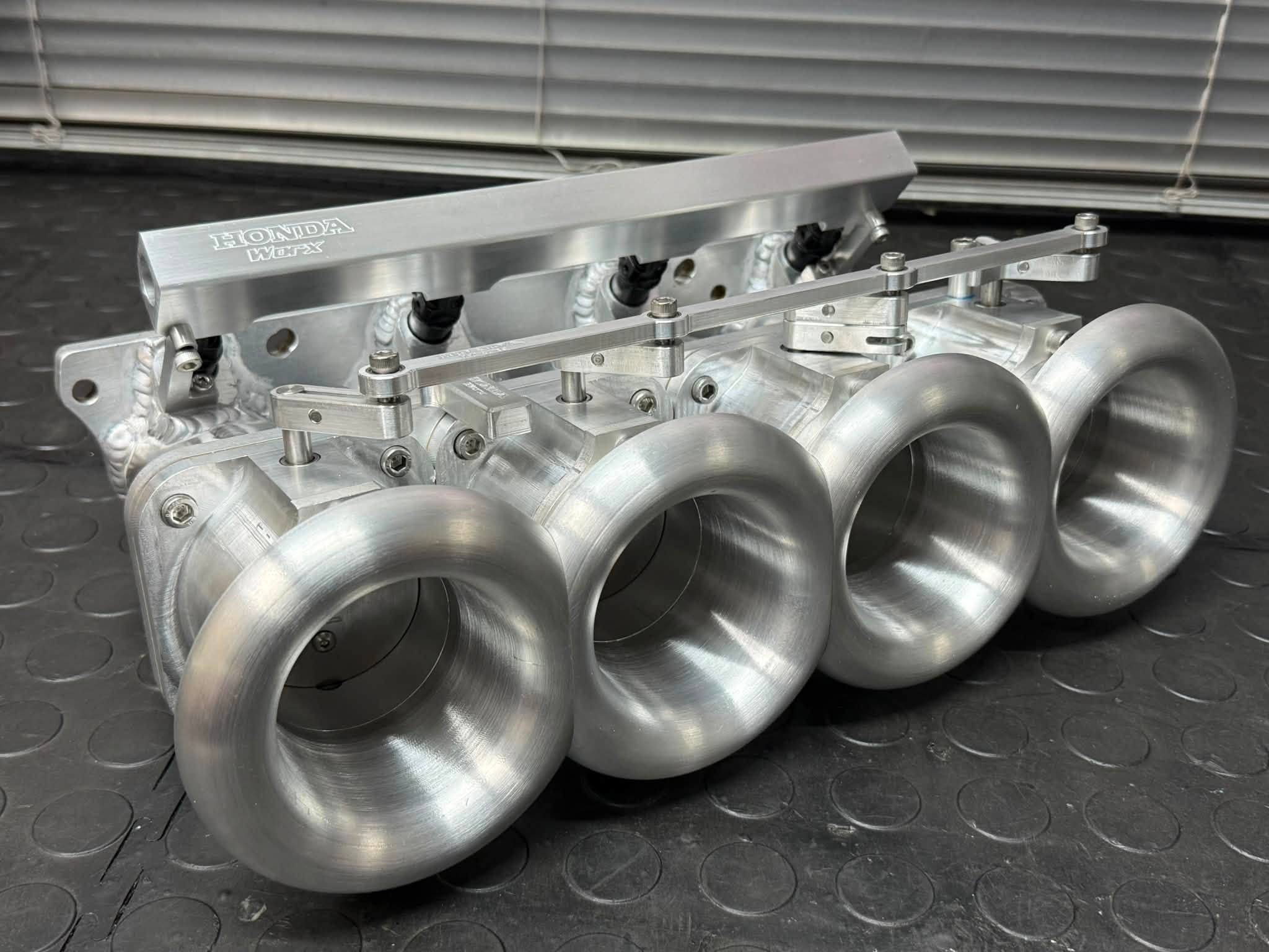 Custom HondaWorx CNC-machined individual throttle bodies with aluminium bellmouths.